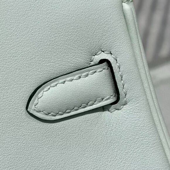 Classic Hermes Bag: A Stylish and Versatile Choice for Elegance - Picture 4 of 6